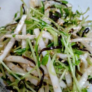ゆみの作ってみた!投稿(5分で完成！めちゃ旨♡大根と豆苗のやみつき塩昆布中華サラダ)
