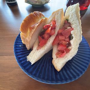 こむぎの作ってみた!投稿(バジルソースで和えるだけ！たっぷりトマトのコッペパン)