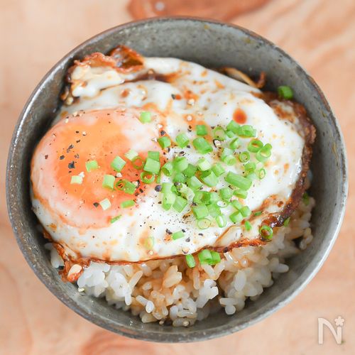 甘辛いタレが最高!目玉焼きごはん