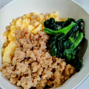 ゆみの作ってみた!投稿(【しっとりそぼろの三色丼】簡単絶品！)