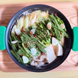 まつりかの作ってみた!投稿(【豚バラキャベツのもつ鍋風】焦がし醤油香る♬鍋の〆は辛麺風♡)