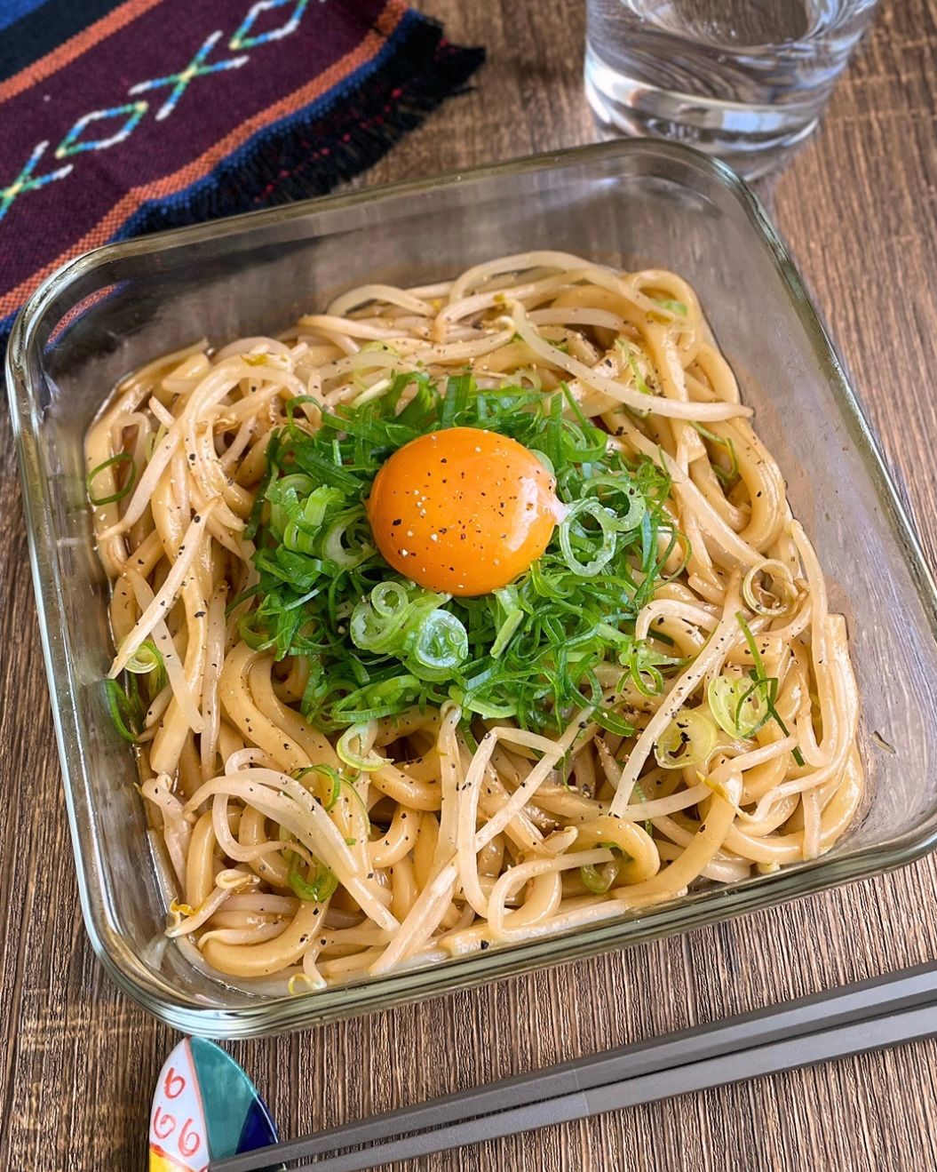 作業3分】チンして和えるだけ「もやしのソース混ぜうどん」 | レシピ