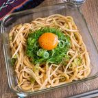 【作業3分】チンして和えるだけ「もやしのソース混ぜうどん」
