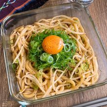 【作業3分】チンして和えるだけ「もやしのソース混ぜうどん」