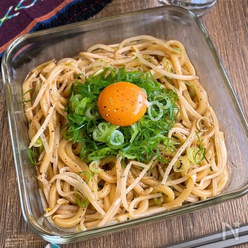 【作業3分】チンして和えるだけ「もやしのソース混ぜうどん」