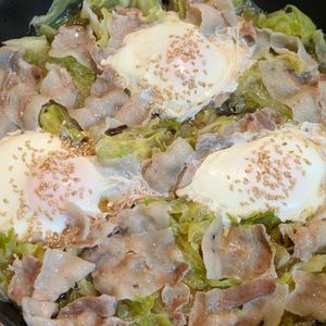 かめちゃん🐢の作ってみた!投稿(きゃべつと豚バラと卵のフライパン蒸し煮)