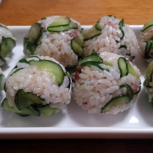 はるえちゃんの作ってみた!投稿(アンチョビと塩揉み胡瓜のおむすび)