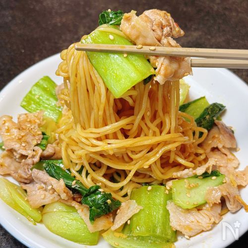 暑い日こそ食べたい!【豚肉とチンゲン菜の旨辛焼きそば】