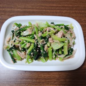 とももの作ってみた!投稿(小松菜と新玉ねぎの《ごまポン♡にんにくツナサラダ》)