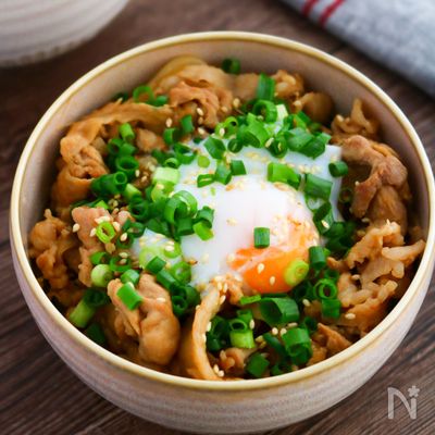 豚こまと玉ねぎの味噌スタミナ丼【節約丼レシピ♪ガツンと味噌】