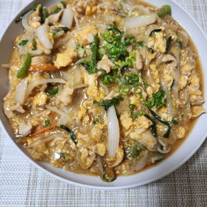 とももの作ってみた!投稿(行列の定食屋さんの🍚とろとろ肉みそ卵のもやし炒め定食🤩)