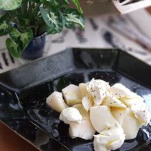 モモとクリームチーズのおもてなしサラダ