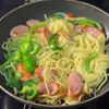 【ウインナーピーマンのにんにく醤油焼きそば】お酒に合う♪の工程2