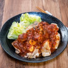 トマトソースたっぷりなガーリック風味のチキンソテー