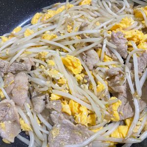 1231075の作ってみた!投稿(【豚たまもやし炒め】ふんわり卵でかさまし！ボリューム満点♡)