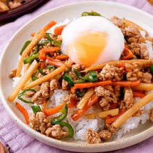 【細切り野菜とひき肉の青椒肉絲丼】1皿満足レシピ♡