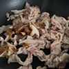 【おうちにある食材で♡】豚こまと卵の甘酢あんの工程1