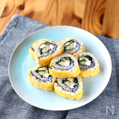 アボカドとツナとクリームチーズの卵巻き寿司
