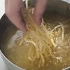 【ワン鍋。春雨塩ラーメン】まな板いらずで、簡単&超美味い。の工程3