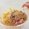 ［豆もやしとツナの塩こんごま和え］栄養たっぷり♪の工程2