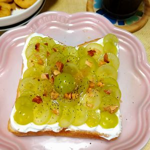 うたかた1299969の作ってみた!投稿(華やか♡マスカットと水切りヨーグルトのオープンサンド)