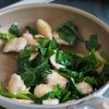 あっさり美味しい♩【鶏胸肉とほうれん草のうま塩炒め】の工程2