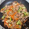 ワンパンで栄養満点!【豚こまのビビンバ風炒め】甘辛やみつきの工程3