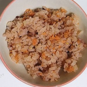 猫の作ってみた!投稿(焼かずにゆでて！塩鮭と大葉のおにぎり)