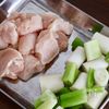 ワンパンで作る!『鶏むね肉と長ネギのヤンニョム風炒め』の工程1