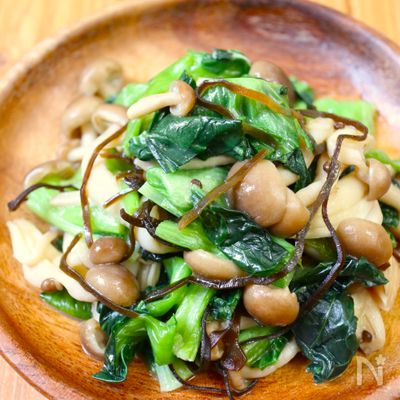 レンジで5分!【小松菜×きのこ塩昆布バター】材料4つで簡単♩