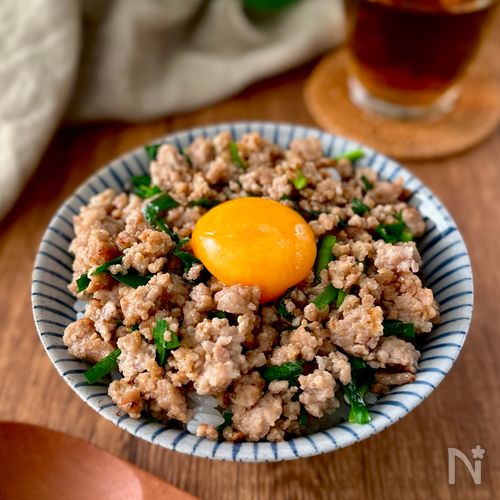手間なし！気楽に作れる【ごま塩ニラそぼろ丼】