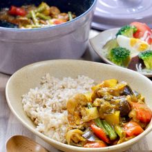 ストウブで作る無水カレー♪『なすとパプリカのチキンカレー』