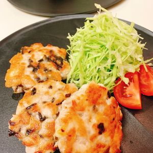 りんの作ってみた!投稿(冷めても美味しい♪『むね肉と塩昆布の刻みチーズつくね』)