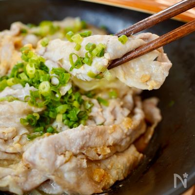 ＼簡単♪／しっとりお肉の味噌ダレ豚キャベツの重ね蒸し