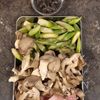 野菜不足解消に！アスパラガスときのこの塩昆布バター炒めの工程1
