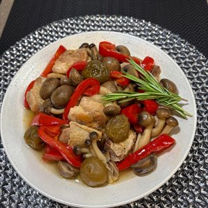 楽ラク手抜キッチン🐶🐾の作ってみた!投稿(やわらかチキンとキノコの旨味あふれる梅酒煮込み)
