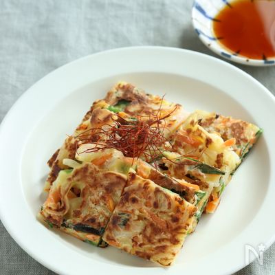 野菜だけでも大満足！新玉ねぎと人参のチヂミ