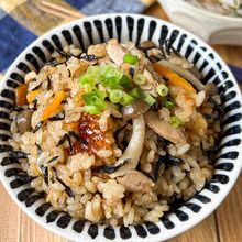 【うま味たっぷりひじきとツナの炊き込みご飯】ツナ缶丸ごと使用