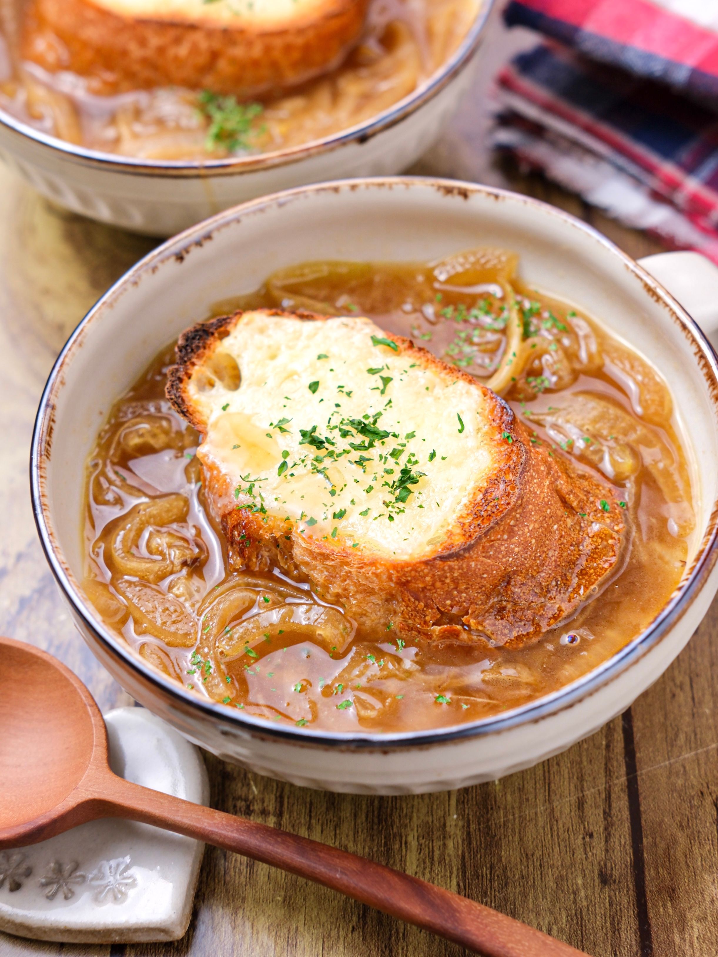 簡単オニオングラタンスープ】のせるだけ♡オーブン要らず！ | レシピ