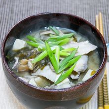 残った味噌汁にちょい足し具材で「にゅうめん」