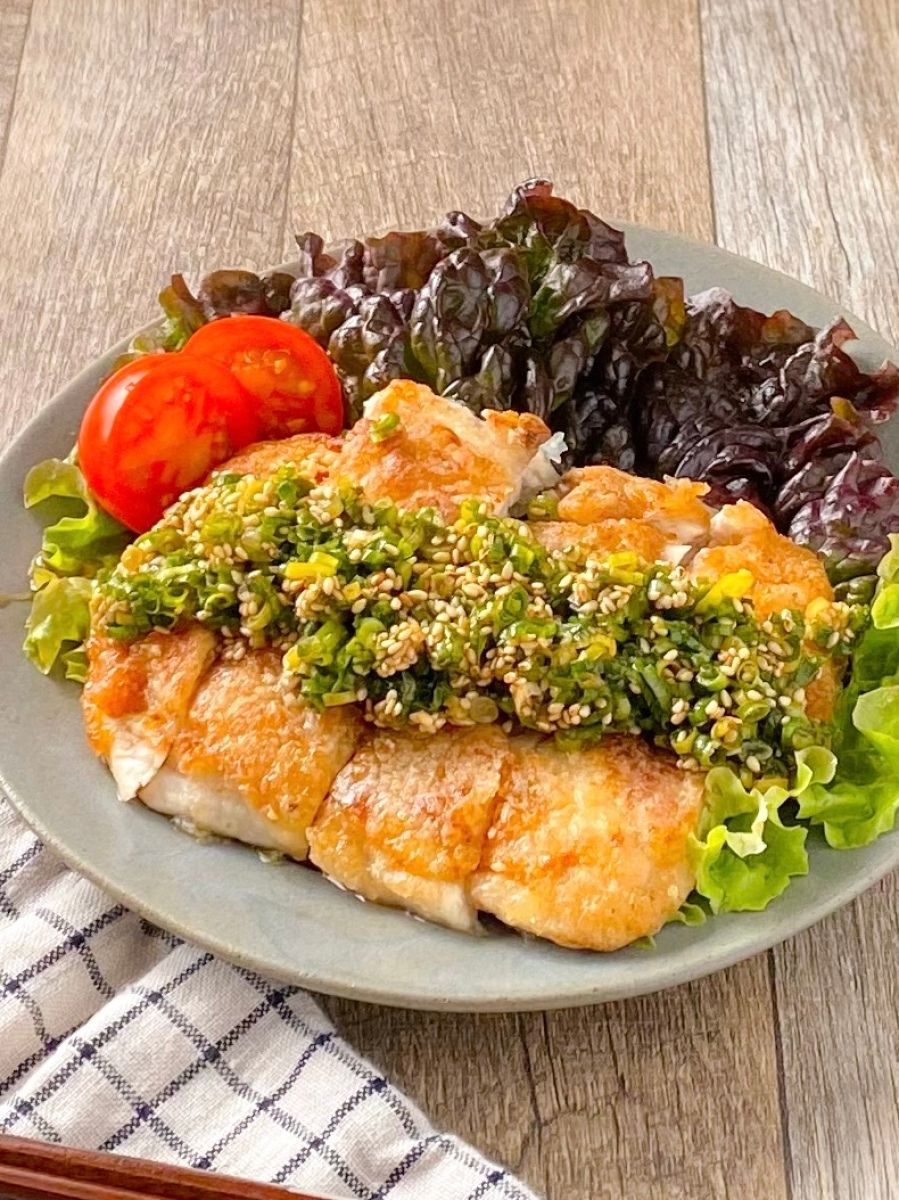 【鶏むね肉で♪】パリパリチキンのごまネギだれ | レシピサイトNadia