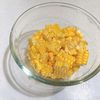 混ぜて焼くだけ!こんがりチーズ醤油コーンの工程1