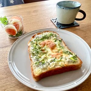 グリーンラテの作ってみた!投稿(栄養満点！しらすとネギの満足トースト！朝ごはんに！)
