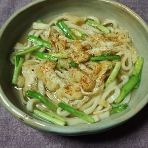 M＊Pの作ってみた!投稿(行列のうどんそば1日300杯🍜あげとニラのきざみうどん🤩)