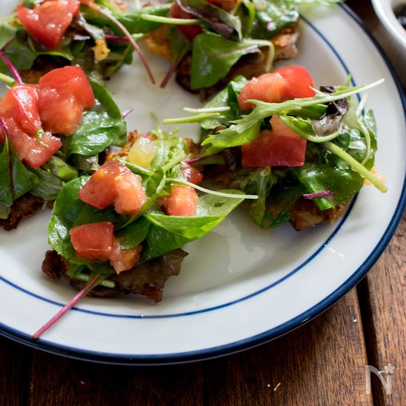 カリカリポークのピッツア風一口サラダ