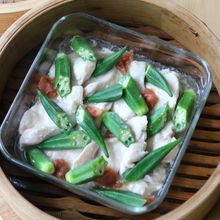 鶏むね肉とオクラの梅蒸し