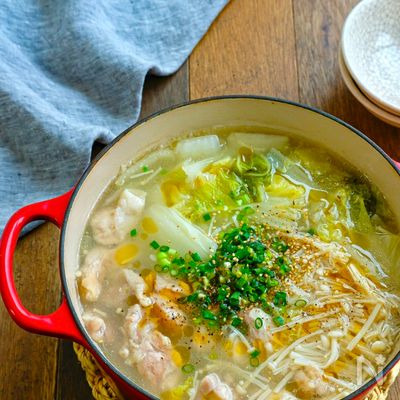 ほんのりとろみで温まる♪鶏肉と白菜とえのきの旨塩スープ鍋