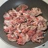 ごはんがすすむ♪ひと味違う【うめ〜！豚こまの甘辛生姜焼き】の工程2