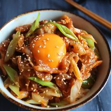 ガッツリうまい！【豚ねぎのピリ辛スタミナ丼】