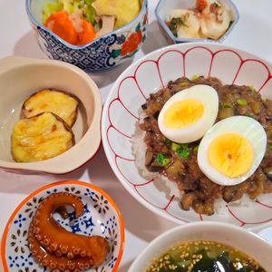 えびちゃんの作ってみた!投稿(トロける旨さ！大人も子供もがっつく♡︎茄子そぼろ丼)